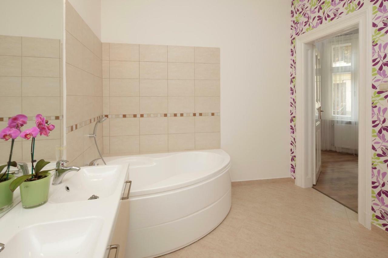 Urban Haven - 3 Beds, 3 Baths, Free Parking, Near Central Market Будапешт Екстер'єр фото