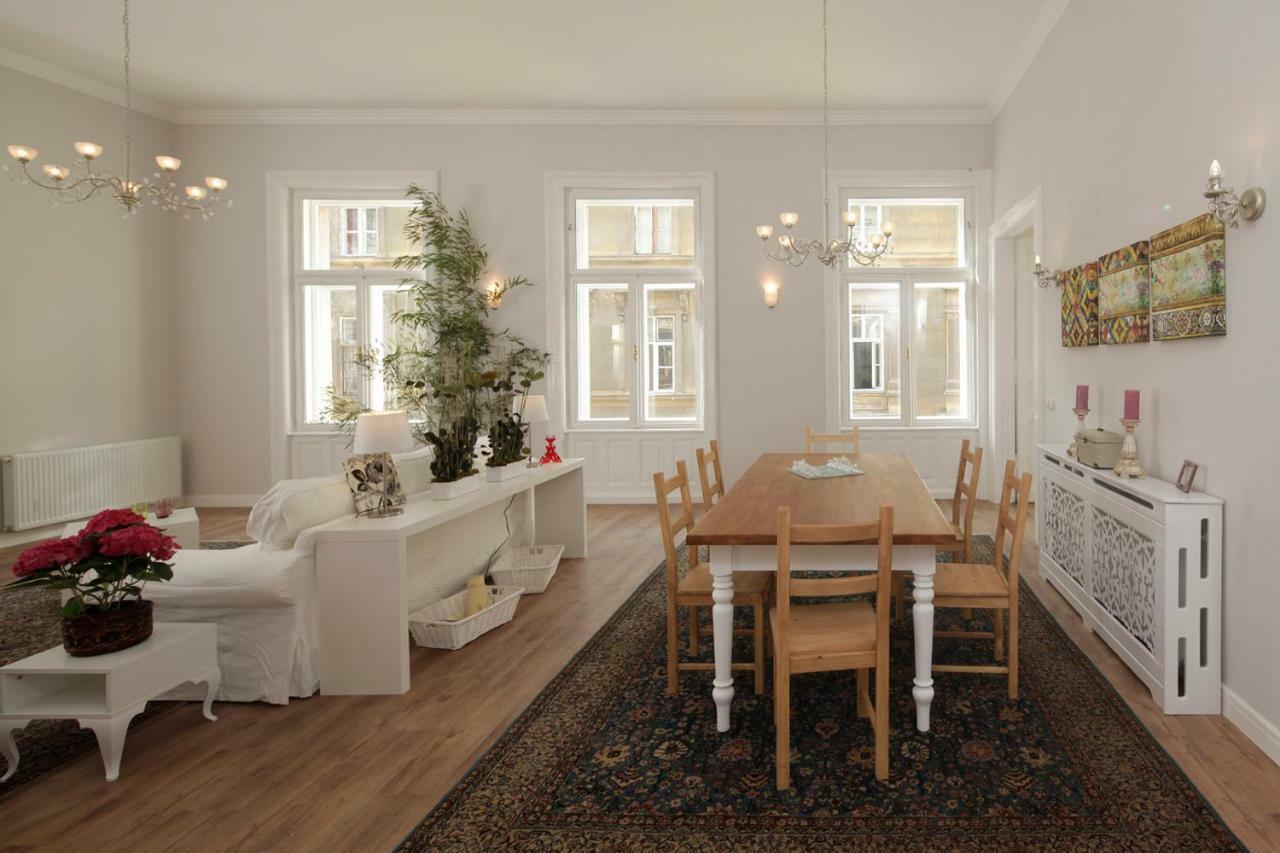 Urban Haven - 3 Beds, 3 Baths, Free Parking, Near Central Market Будапешт Екстер'єр фото